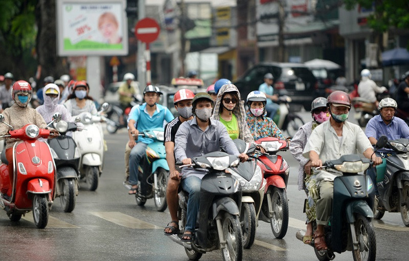 Đội mũ bảo hiểm giúp bảo vệ an toàn khi tham gia giao thông