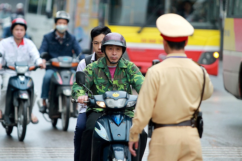 Người ngồi sau không đội mũ bảo hiểm bị phạt hành chính