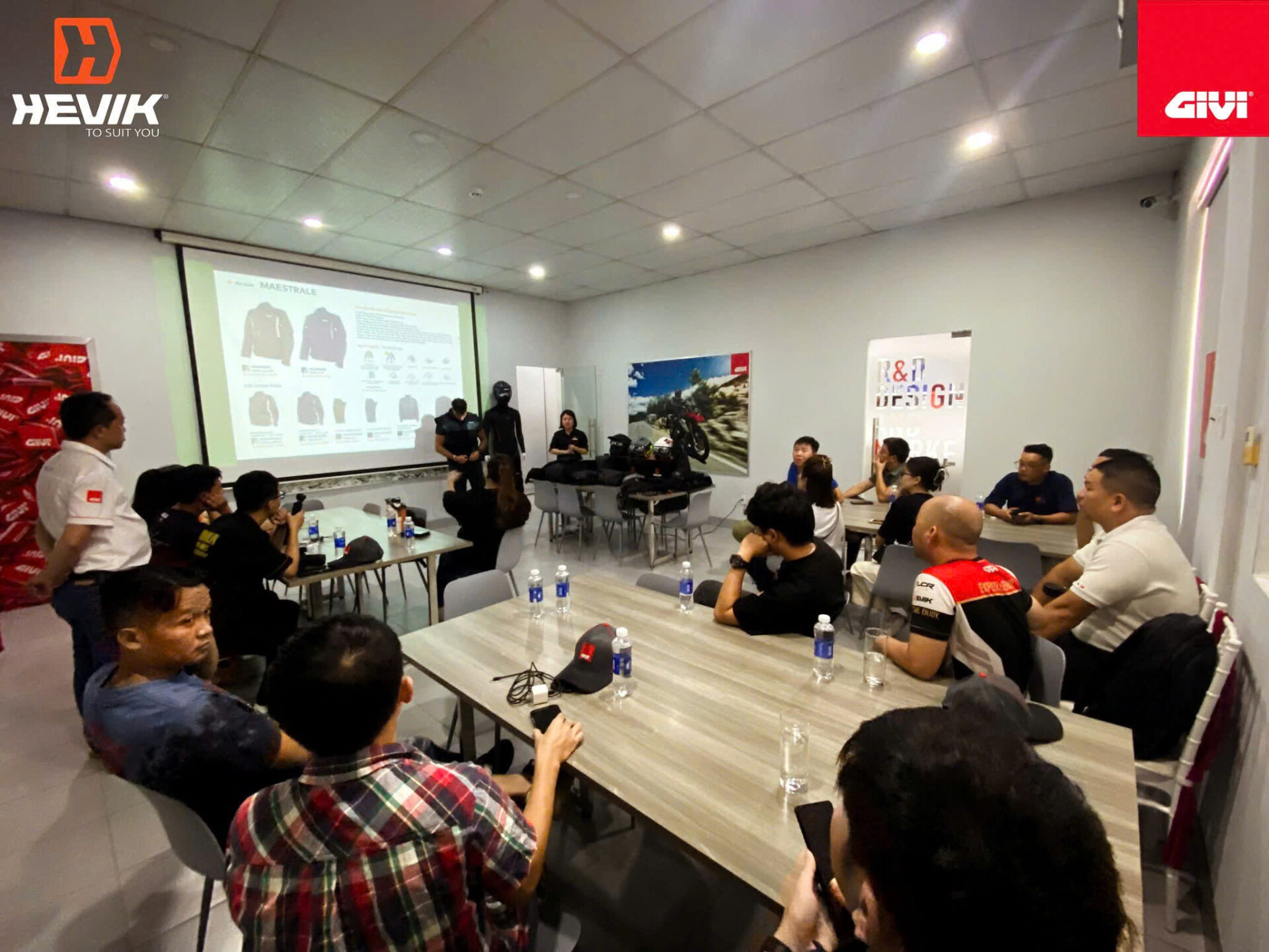 mu bao hiem doc tham du dealer meeting 2025 cung givi 10