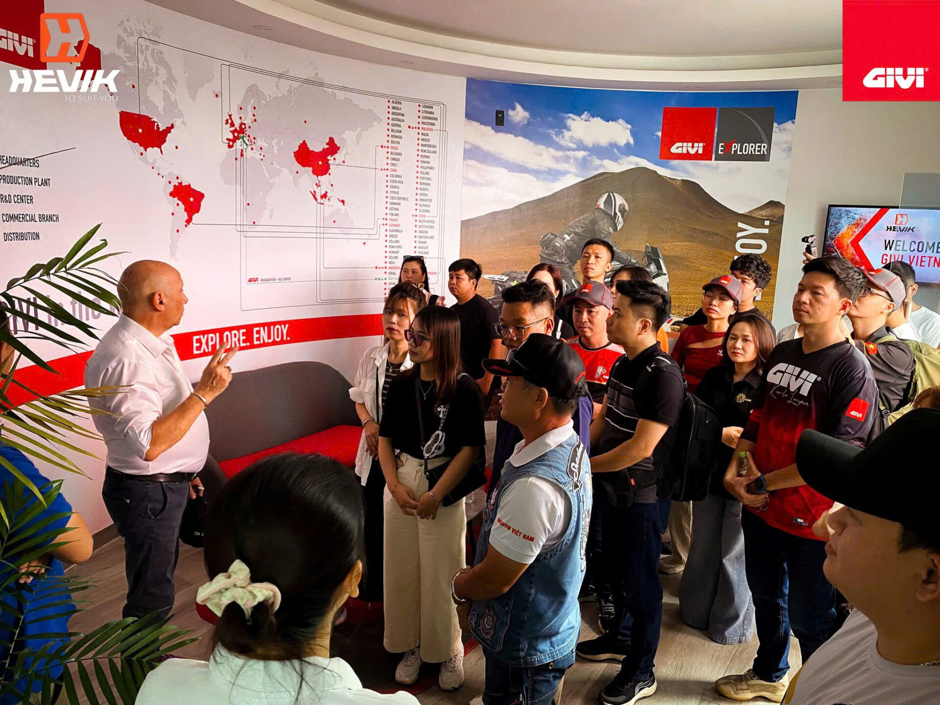 mu bao hiem doc tham du dealer meeting 2025 cung givi 12