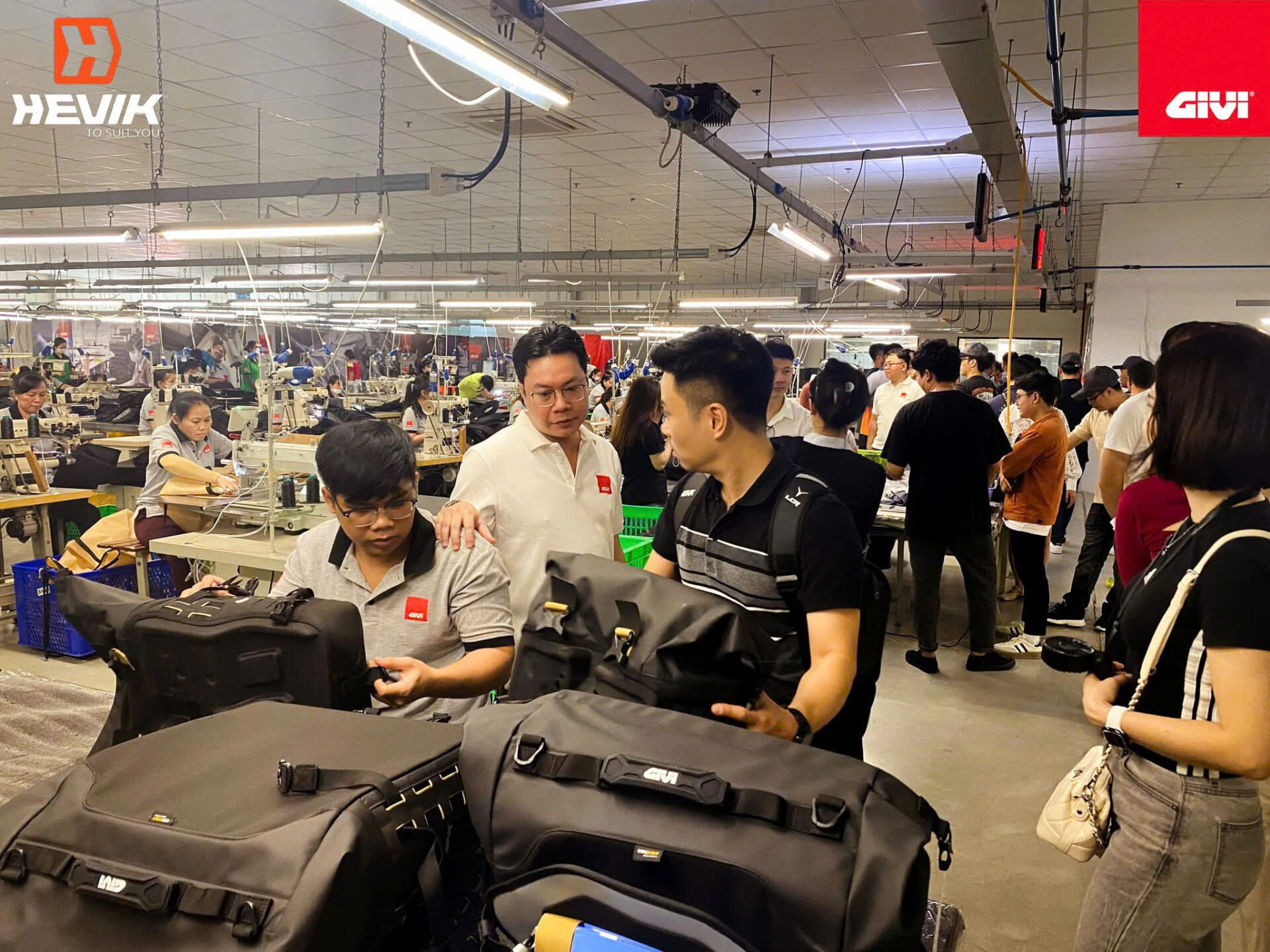 mu bao hiem doc tham du dealer meeting 2025 cung givi 14