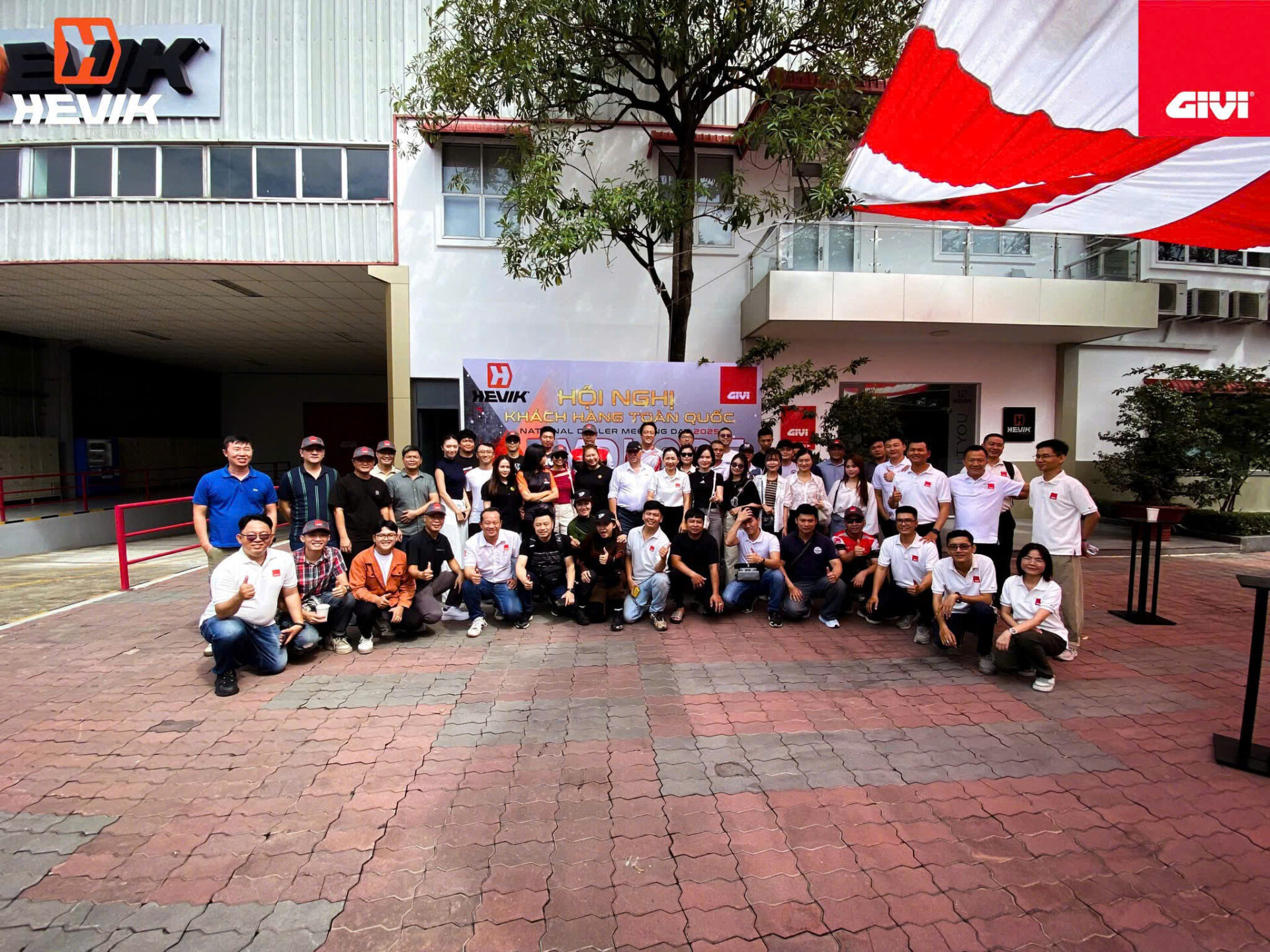 mu bao hiem doc tham du dealer meeting 2025 cung givi 16